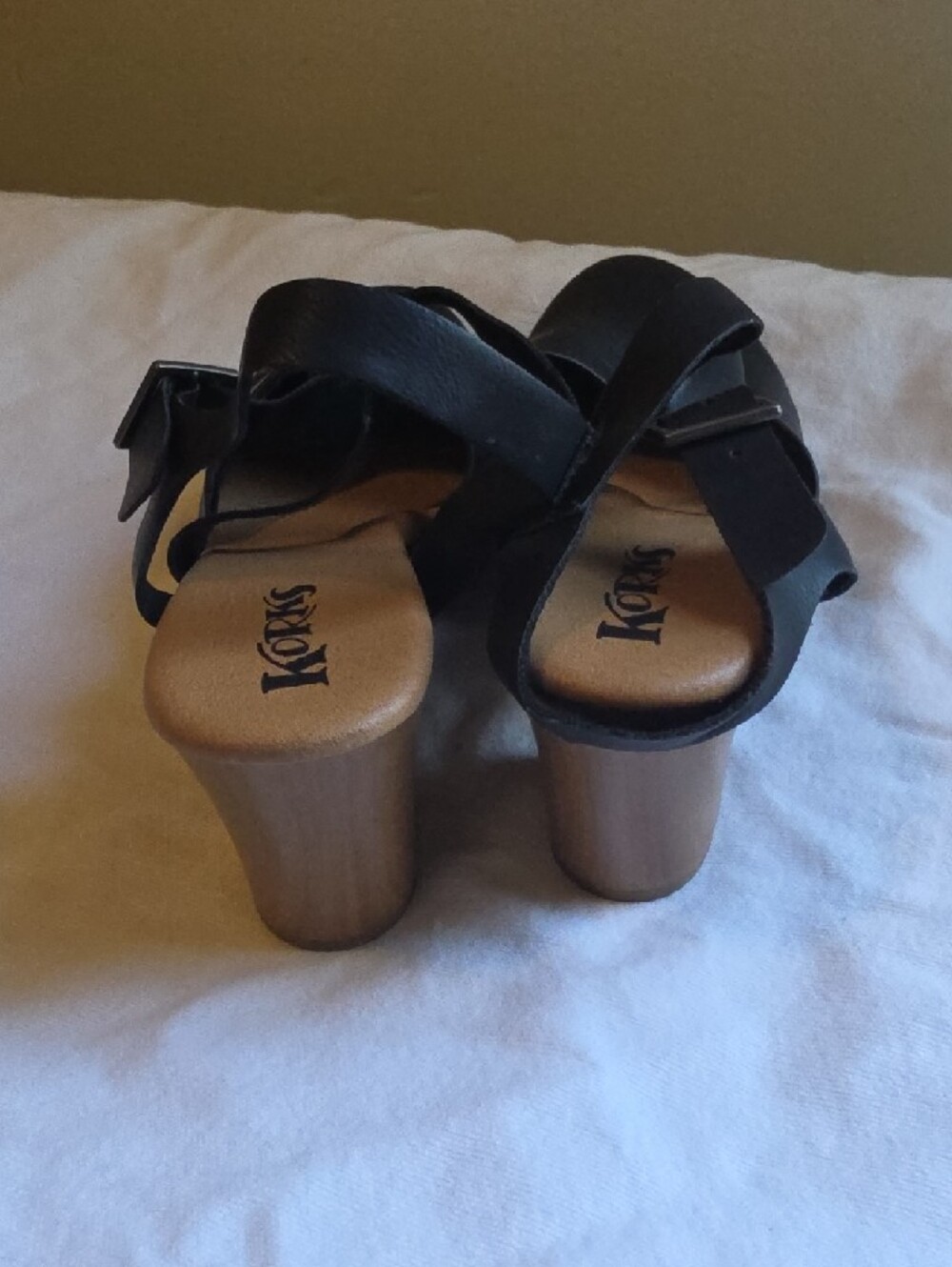 Korks black heeled clogs with a crisscross strap - Picture 6 of 8
